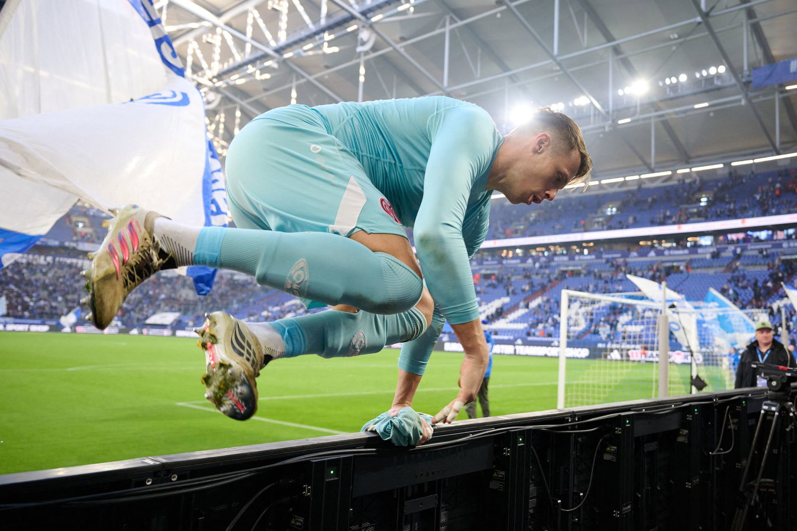 Torwart Alexander Schwolow und Mainz 05 nehmen die Hürde in Gelsenkirchen. 