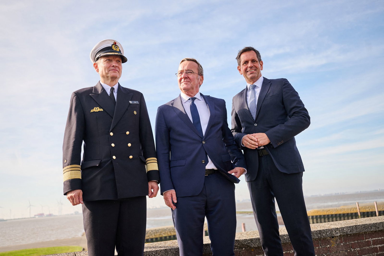 Der Inspekteur der Marine, Vizeadmiral Wilhelm Tobias Abry, Bundesverteidigungsminister Boris Pistorius und Niedersachsens Ministerpräsident Olaf Lies (beide SPD, l-r) stellten die Pläne für den neuen Marinehafen in Emden vor.