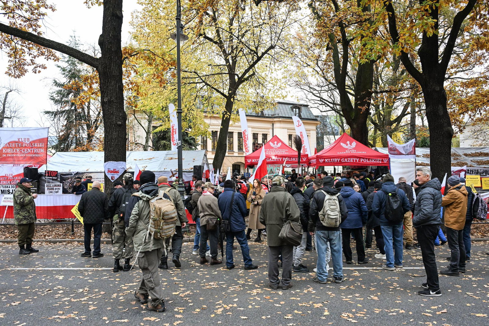 Auch am Samstag demonstrierten Menschen erneut vor dem Warschauer Verfassungsgericht. 