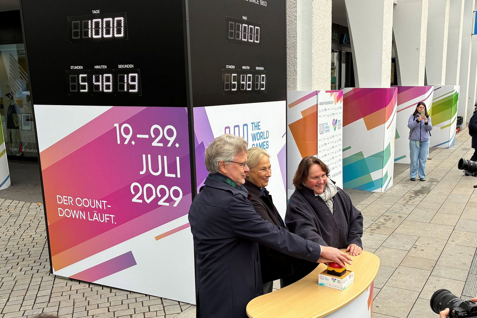 Der Countdown läuft: Karlsruhe und Oberbürgermeister Frank Mentrup (SPD, l) machen sich bereit für die World Games 2029.