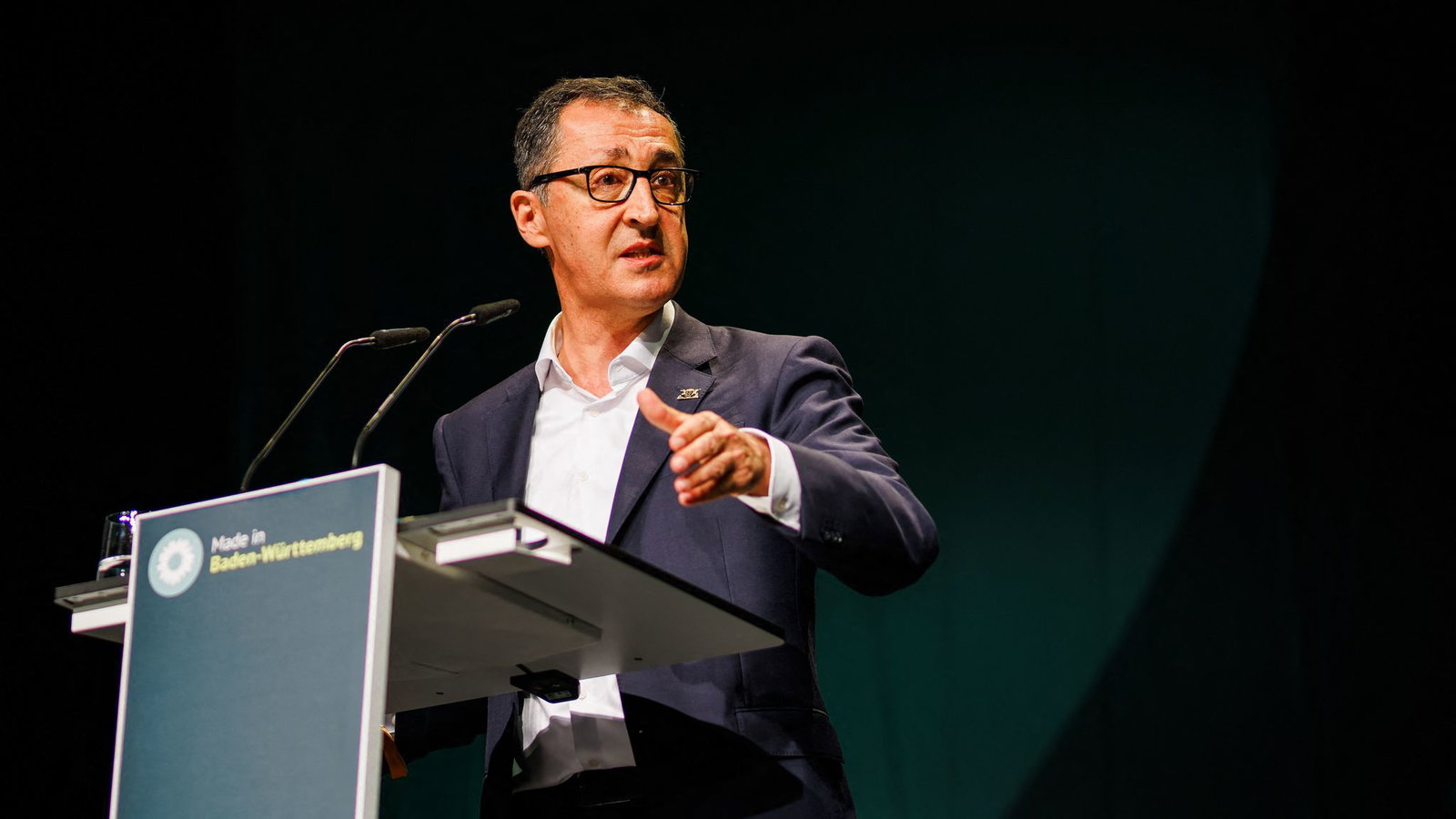 Nach seiner Rede auf dem Grünen-Parteitag in Offenburg gab es Standing Ovations im Publikum.