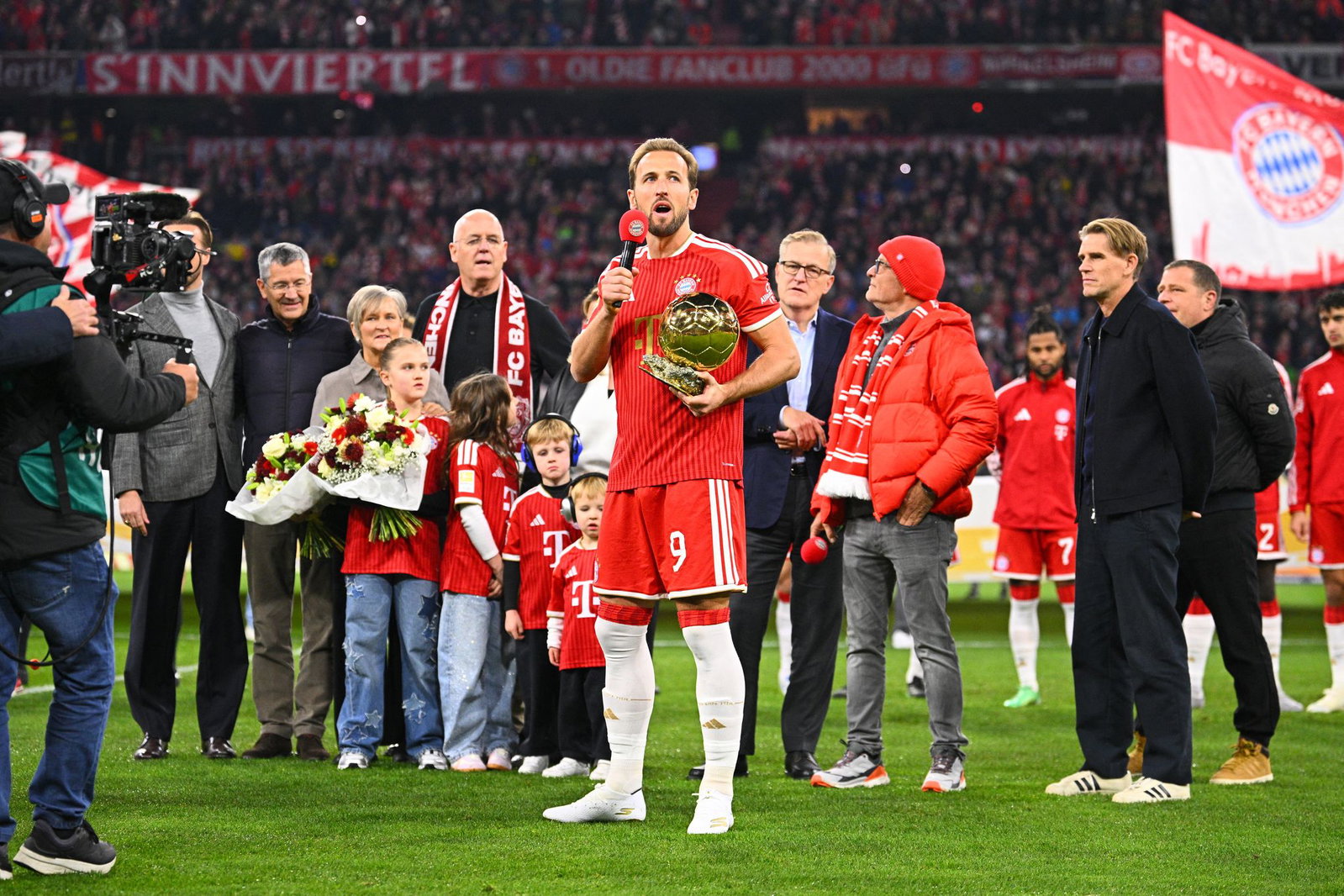 Harry Kane mit dem Ballon d'Or, im Hintergrund seine Familie.