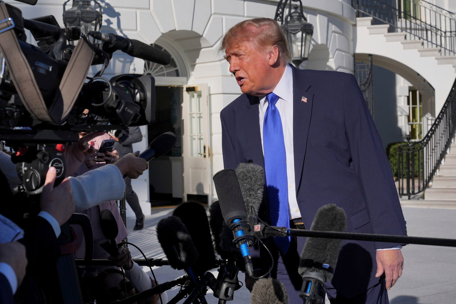 Trump behauptet, Musk habe die Starlink-Drosselung rückgängig gemacht.