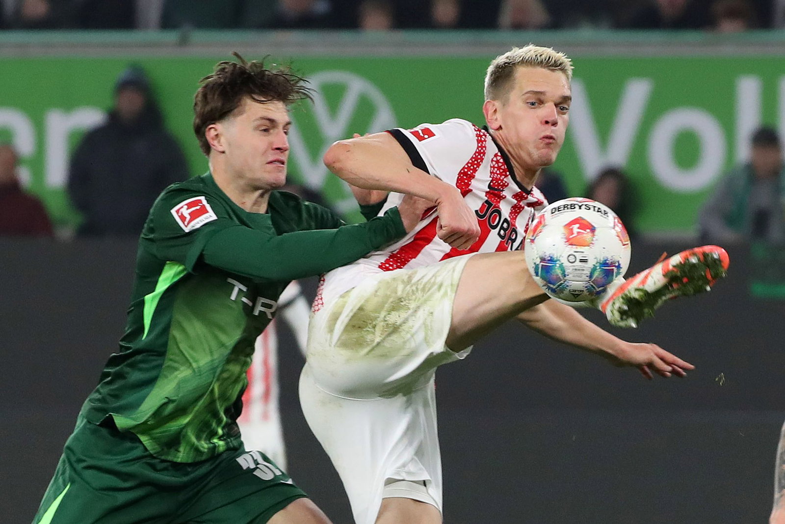 Pokaltanz am Mittwoch: Matthias Ginter (r) empfängt mit Freiburg den VfL Wolfsburg. (Archivbild)