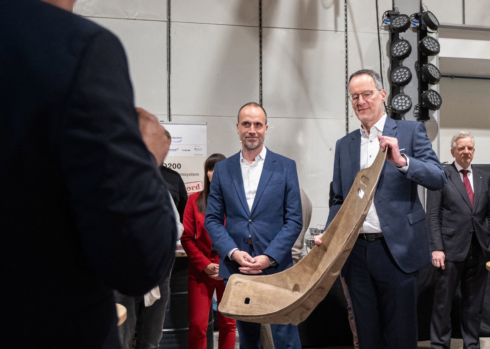 Die Minister Hoch (links) und Ebling schauten sich einige konkrete Beispiele für die Anwendung neuer Technologien an, etwa Teile eines ultraleichten Fahrzeugs der Hochschule Trier. 