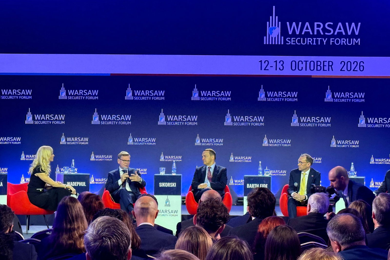 Außenminister Johann Wadephul (CDU, 2.v.l.) auf dem Sicherheitsforum in Warschau.