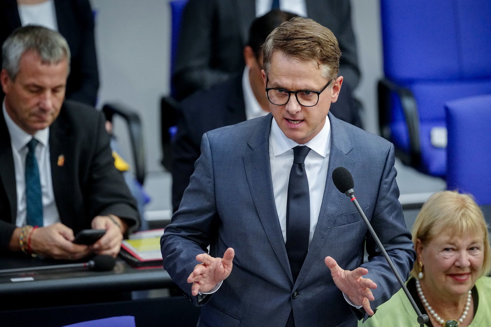 Gesundheitsminister Carsten Linnemann (CDU) sieht die Regierung beim Ziel stabiler Beiträge auf Kurs. (Archivbild)