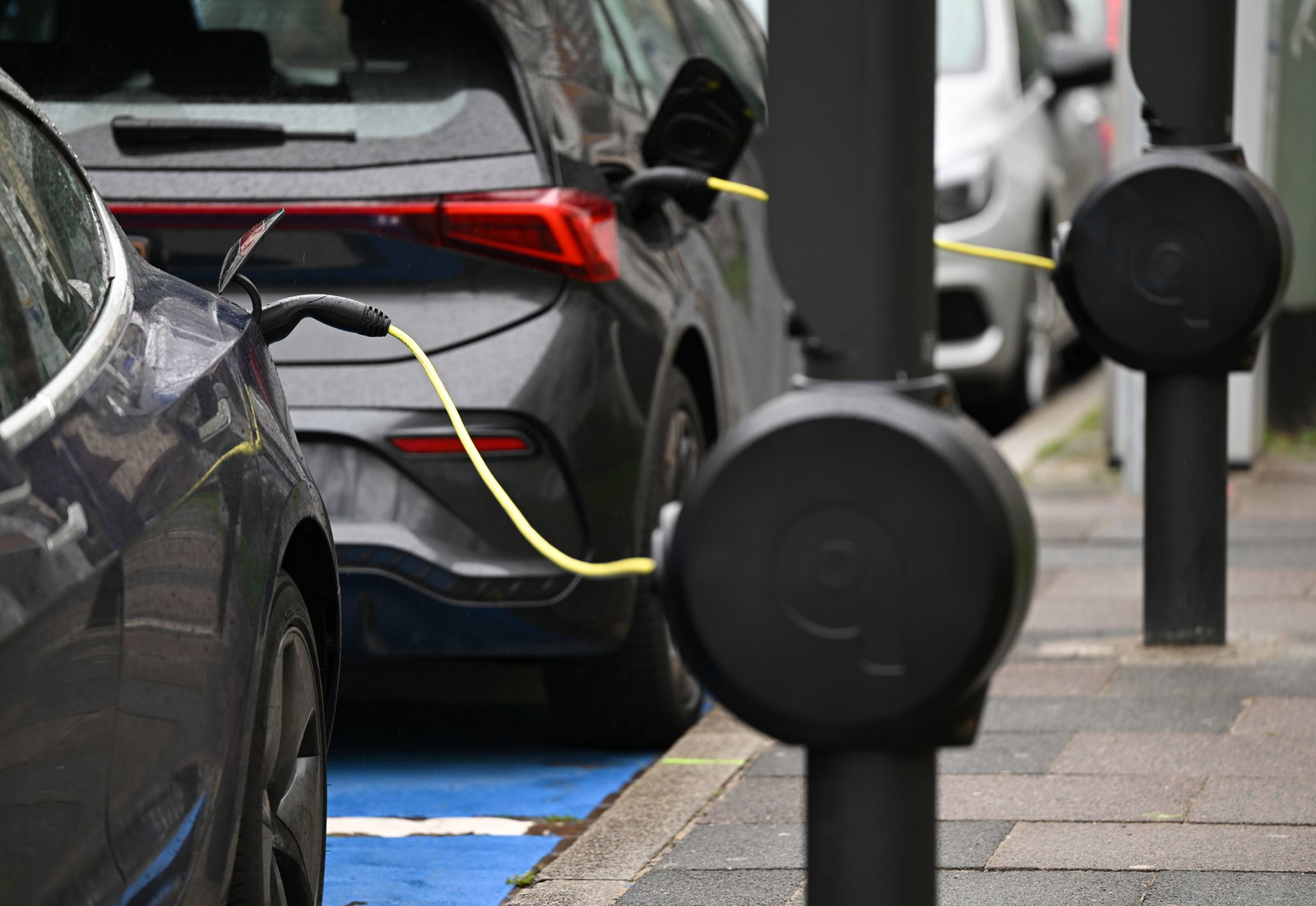 Die Elektroautozulassungen steigen in allen Bundesländern - aber längst nicht gleichmäßig. (Archivbild)