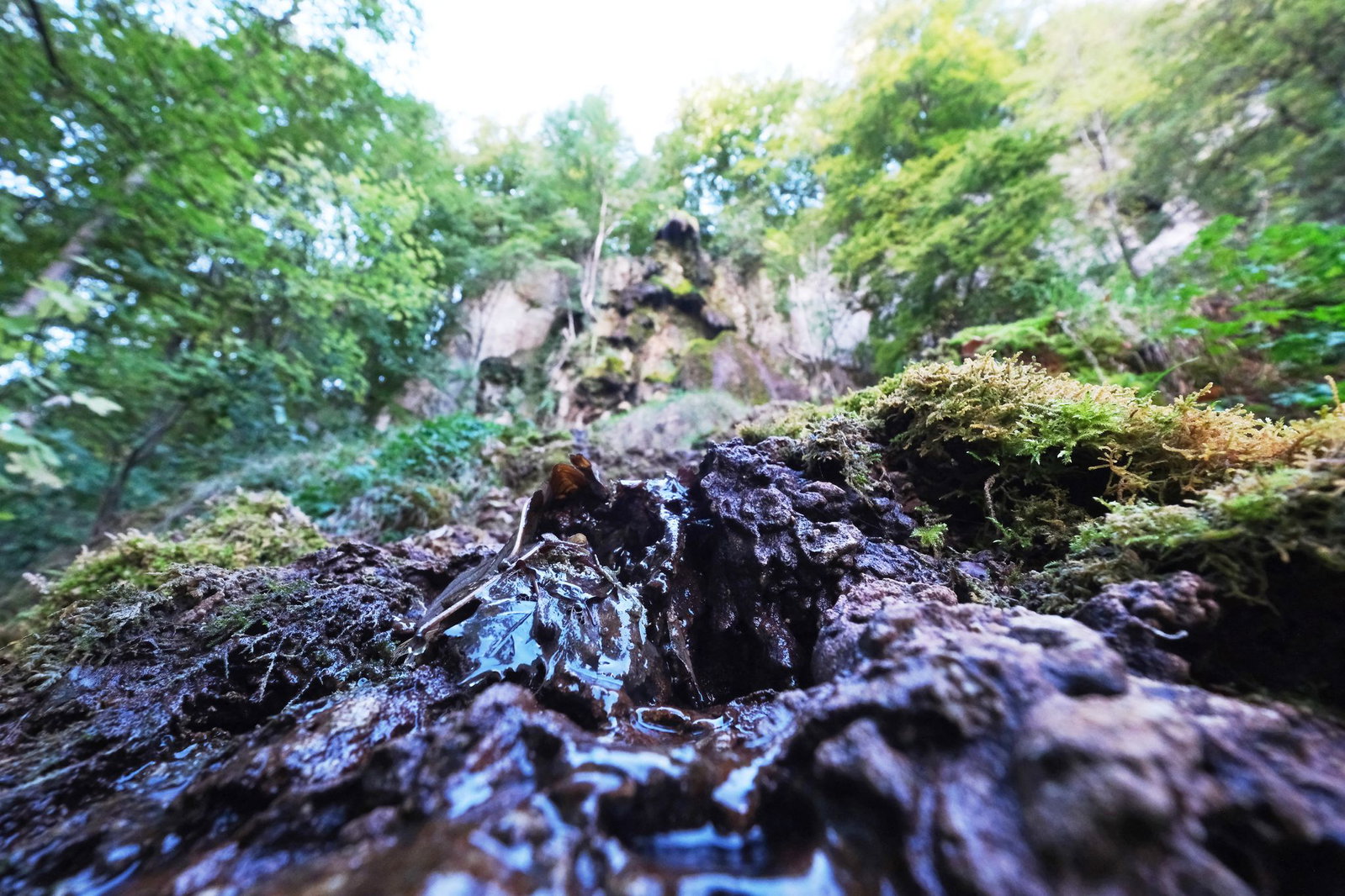 Nur wenig Wasser fließt in Bad Urach am Wasserfall hinab. (Archivbild)