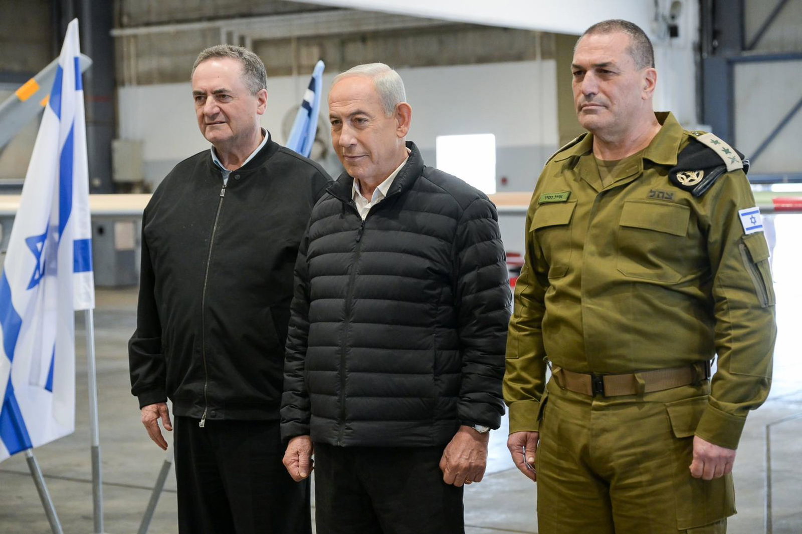 Der israelische Ministerpräsident Benjamin Netanjahu (M) besucht den Luftwaffenstützpunkt Palmachim in Begleitung des israelischen Verteidigungsministers Israel Katz (l) und des Generalstabschefs der IDF, Generalleutnant Ejal Zamir. (Archivbild)