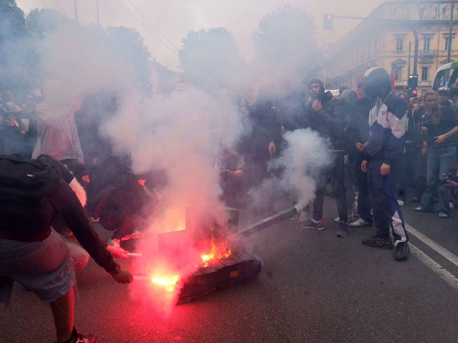 Bei den Protesten gab es auch Krawalle. Hier wurde eine Panzer-Attrappe in Brand gesetzt.