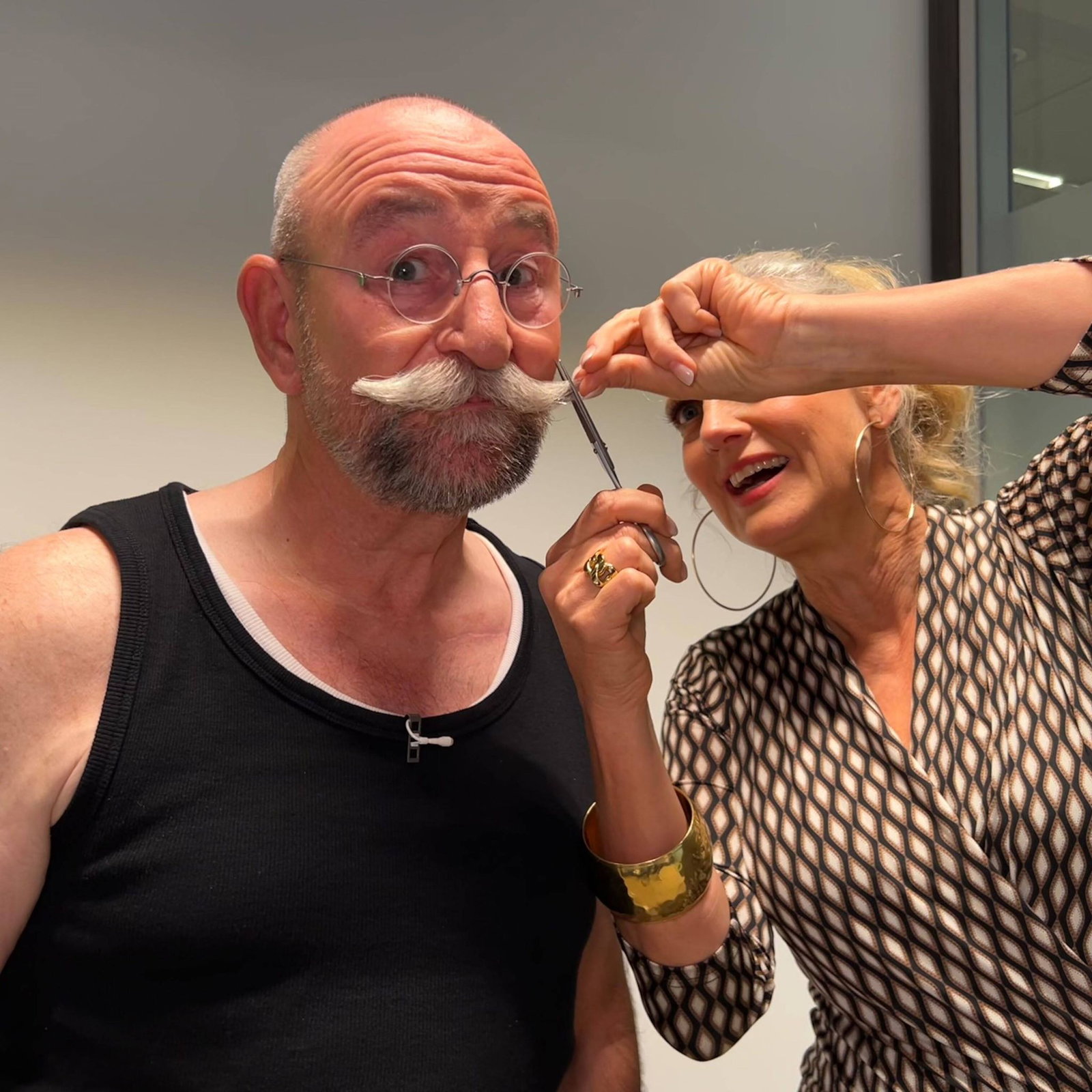 Für Moderatorin Barbara Schöneberger (r) hat sich Horst Lichter den Bart stutzen lassen. (Handout)