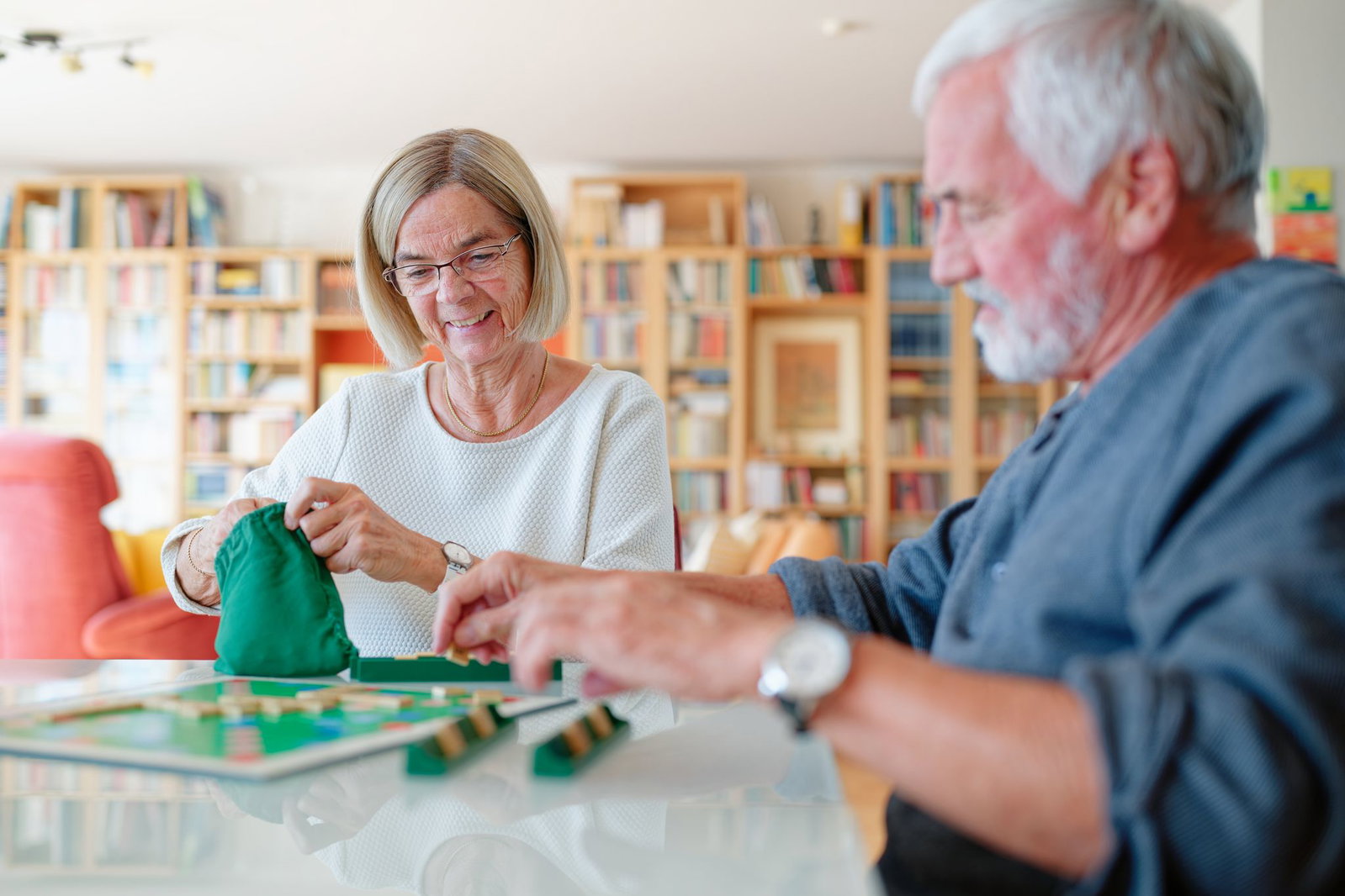 Scrabble spielen geht noch: Barbara Edel hat Alzheimer und lebt mit ihrem Mann Hans-Jürg Liebert in Mannheim. 