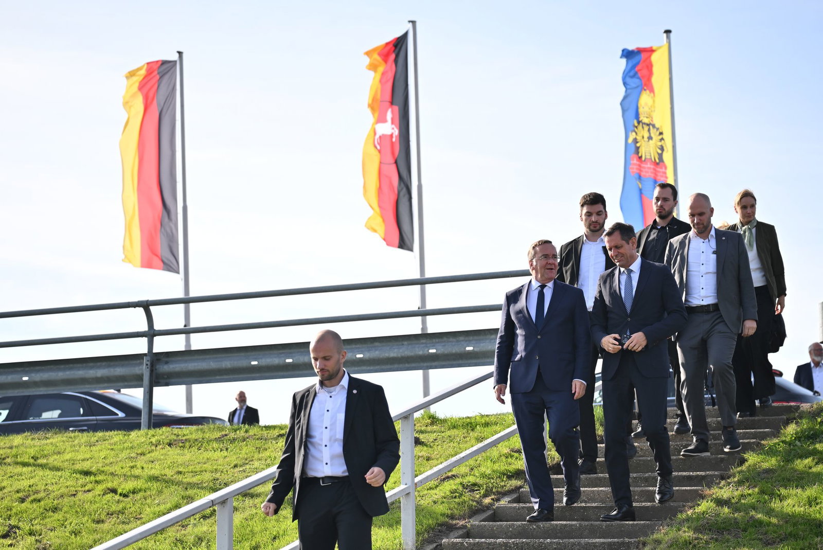 Niedersachsens Regierungschef Lies (rechts von Pistorius) unterstützt das Marineprojekt.