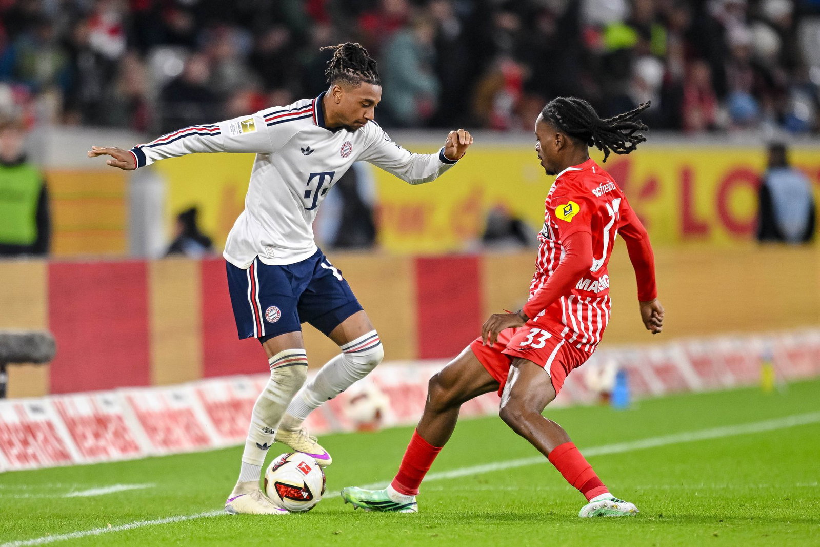 Schwerer Spagat: Nach dem FC Bayern kommt Zweitligist Wolfsburg auf Jordy Makengo (r) und den SC Freiburg zu.