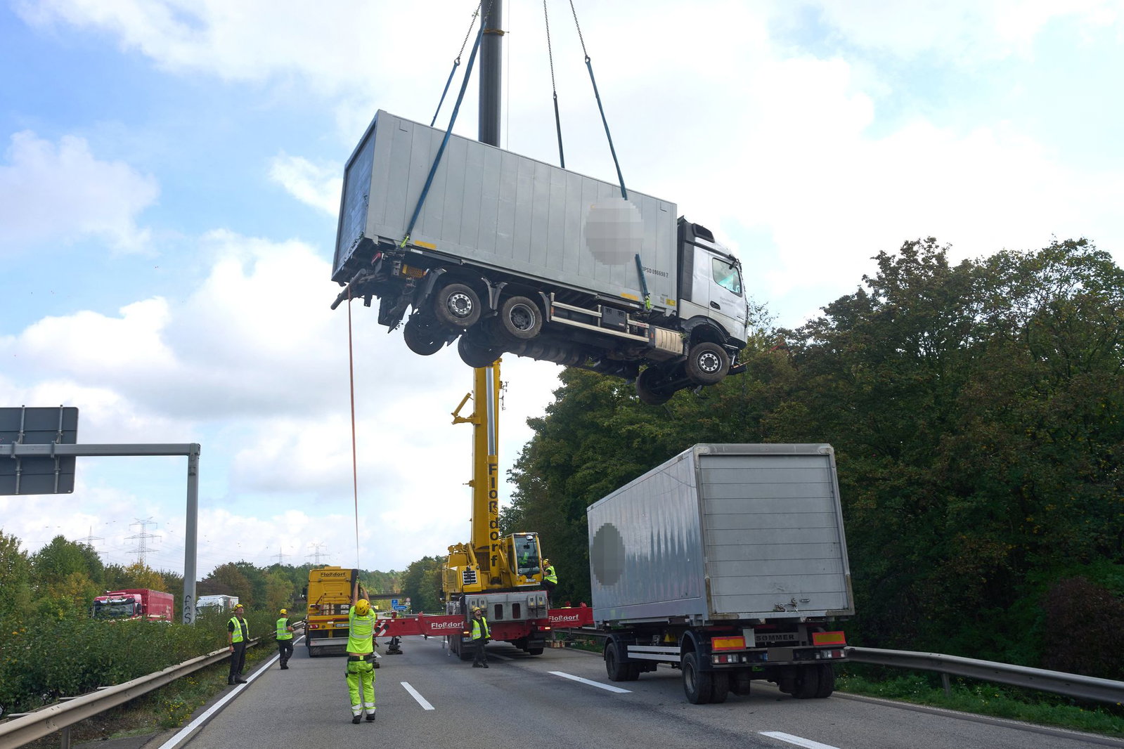 Aufgrund der Bergungsarbeiten wurde die A 61 für mehrere Stunden gesperrt.