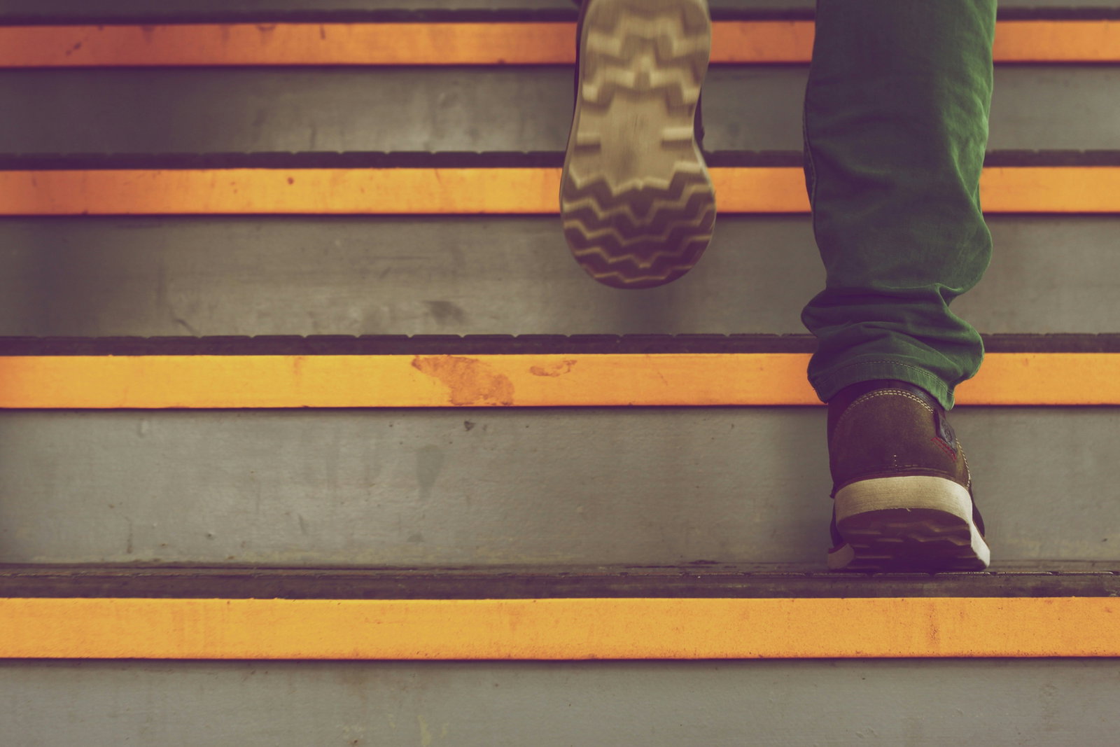 Person läuft eine Treppe hoch.