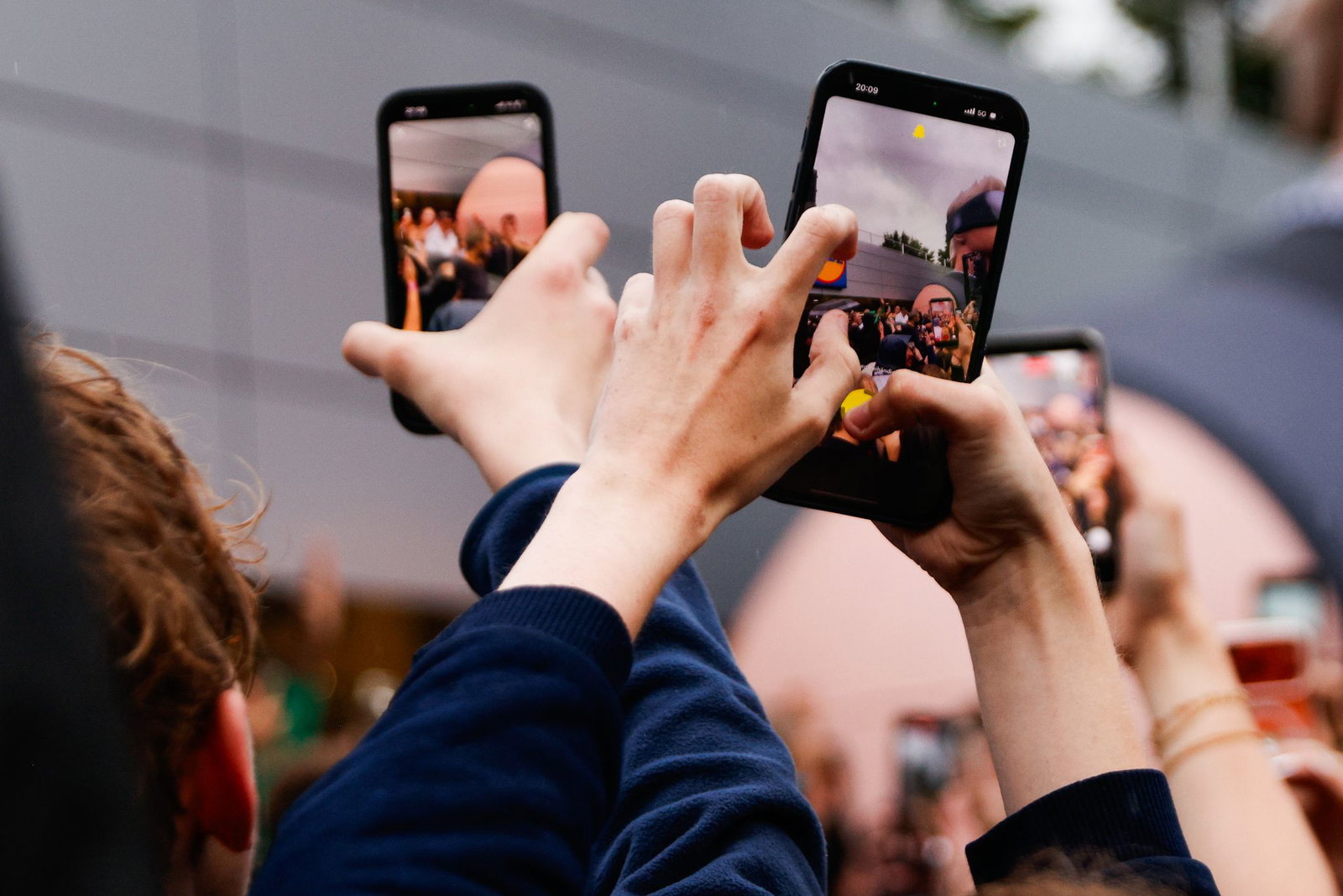 Viele Fans zücken bei den Auftritten gerne und oft ihr Handy. (Archivbild)