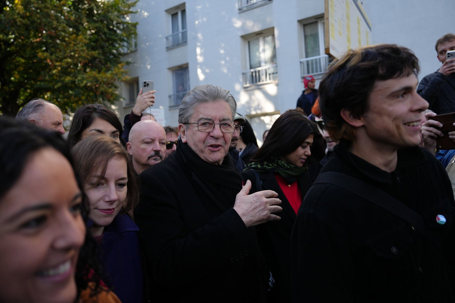 Der Präsidentschaftskandidat der Linken, Jean-Luc Mélenchon, mischte sich in Paris unter die Demonstranten. 