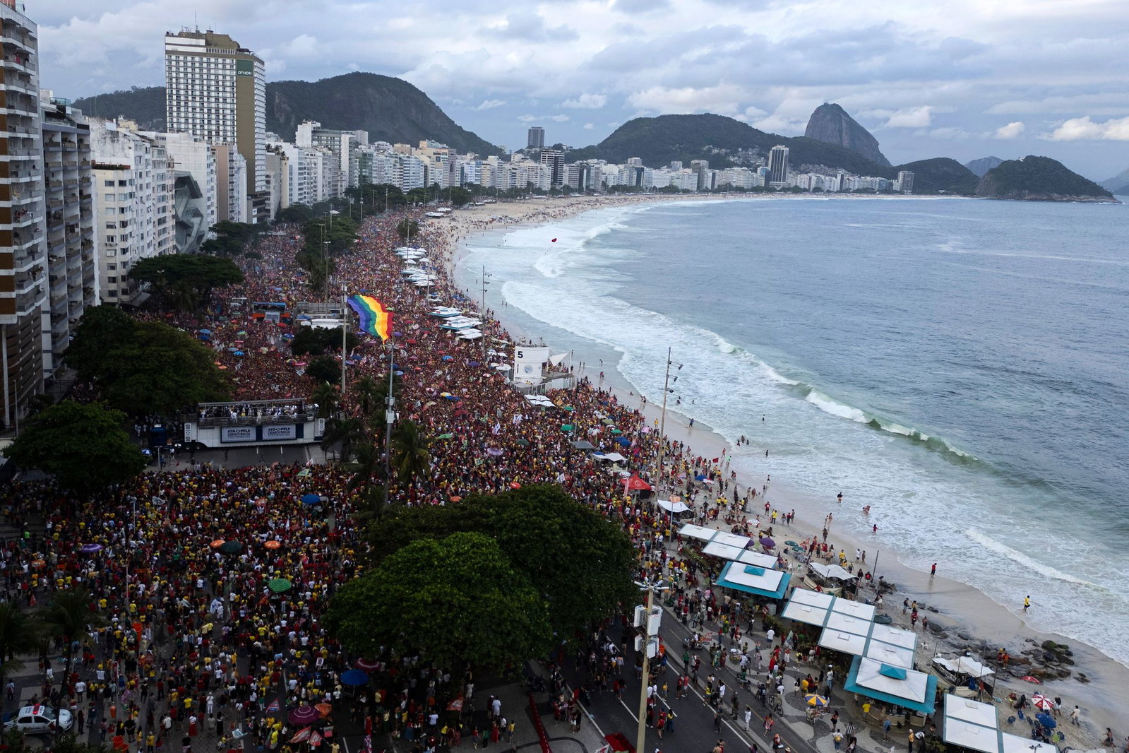 Tausende versammeln sich an der weltberühmten Copacabana. (Archivbild)