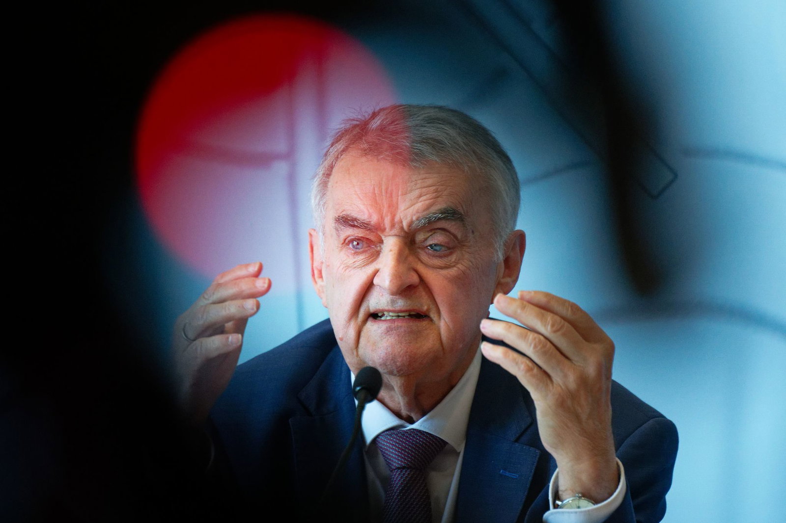 NRW-Innenminister Herbert Reul (CDU) liegt nach einem Sturz im Krankenhaus (Archivbild)
