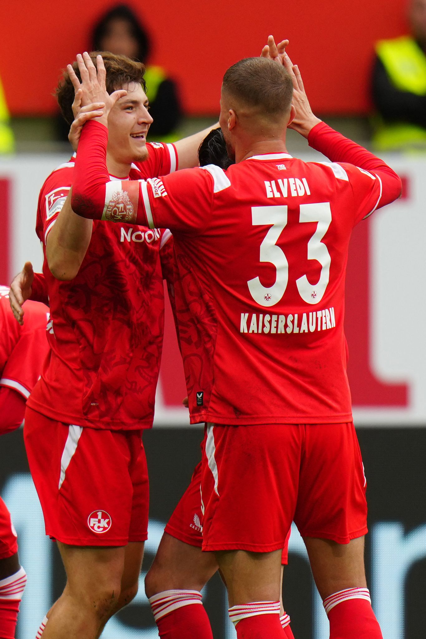 Milos Lukovic (links) jubelt mit Jan Elvedi über sein Tor zum 1:0.