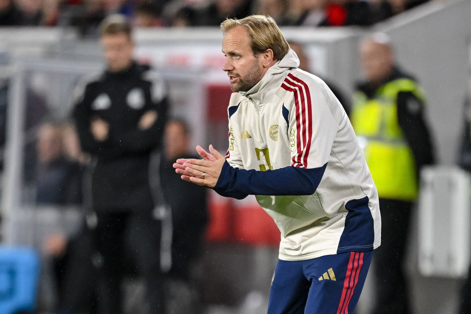 Bekam nach dem 3:1 in Freiburg eine Nachricht von seinem Chef Vincent Kompany: Bayerns Co-Trainer Aaron Danks.