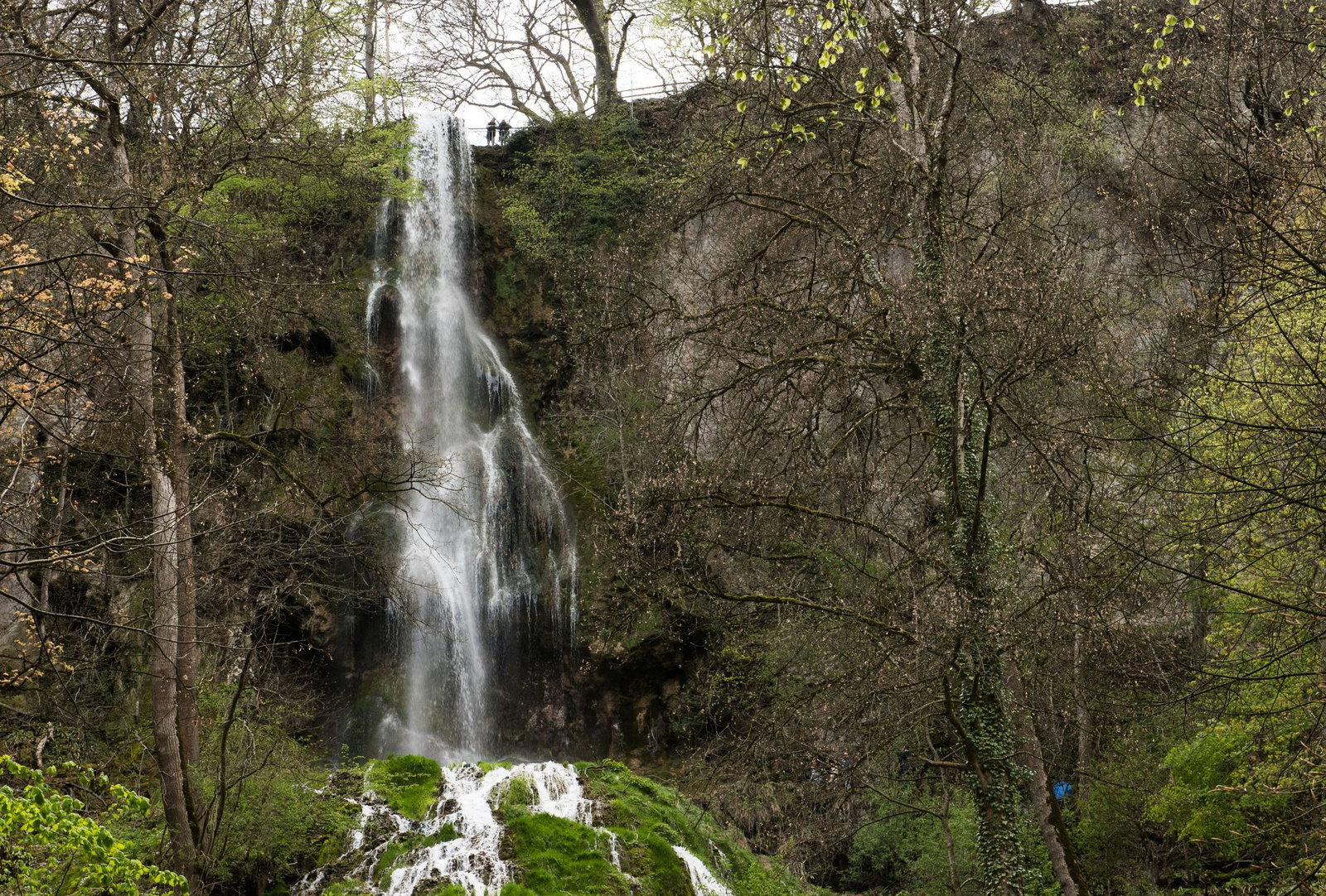 Das Wasser stürzt aus der Höhe im Wasserfall von Bad Urach hinab. (Archivbild)