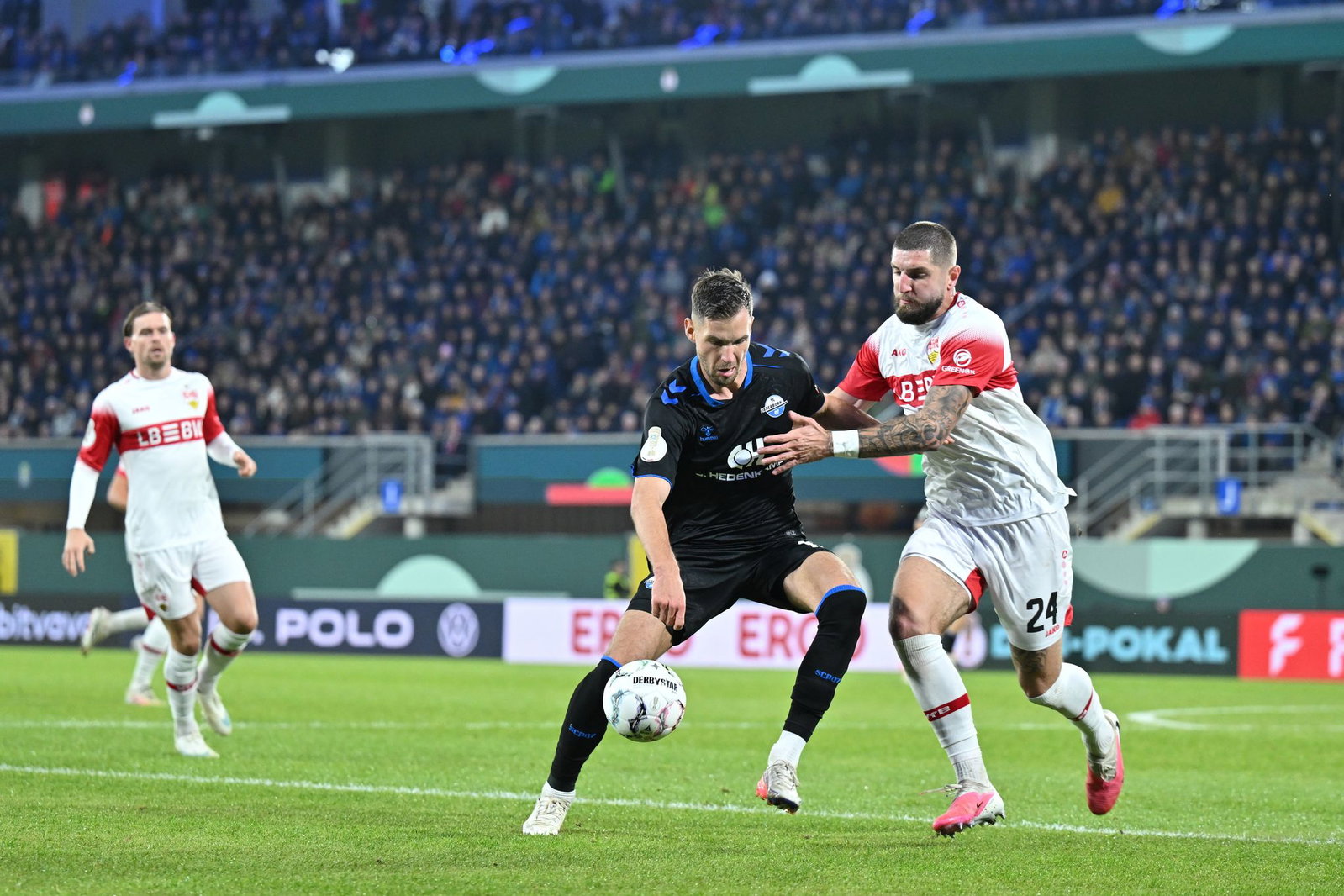 Paderborn und Stuttgart lieferten sich einen intensiven Pokalfight mit vielen Zweikämpfen.