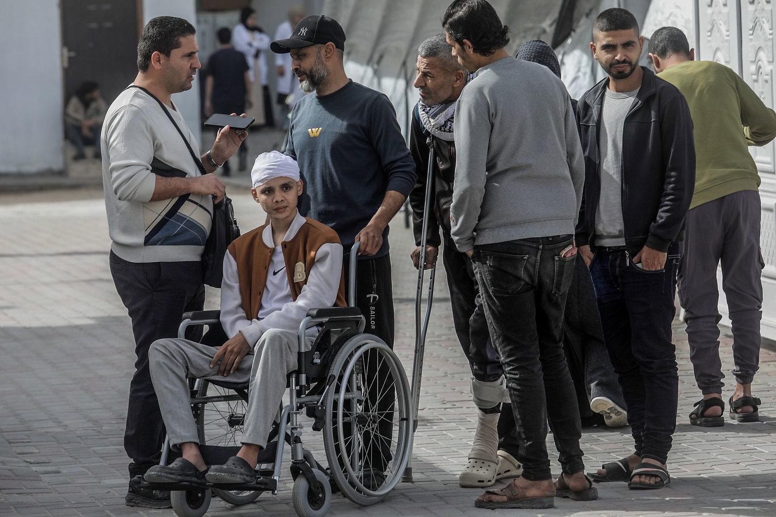 Das Foto zeigt Ahmed auf dem Gelände des Krankenhauses des Roten Halbmondes im Gazastreifen im Februar 2026. Lange habe er sich um die Evakuierung seines Sohnes bemüht. Es sei eine sehr schwierige Zeit gewesen, sagt Ahmeds Vater.