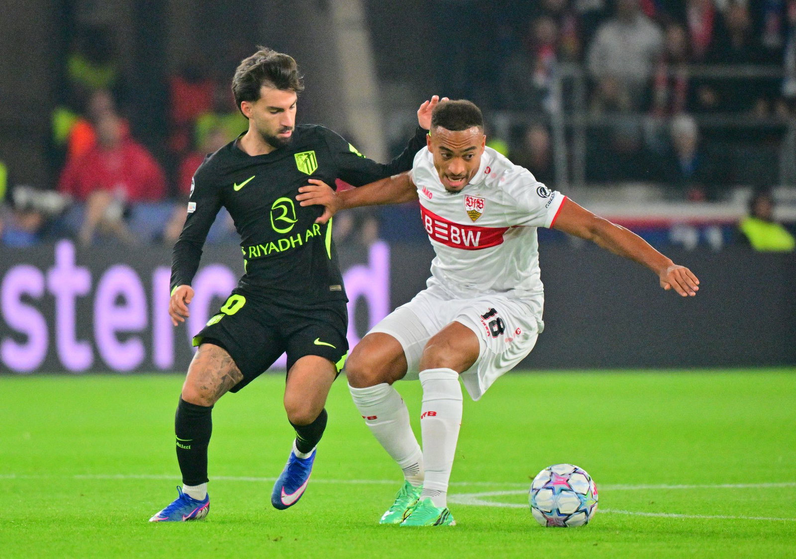VfB-Flügelstürmer Leweling (r) erzielte gegen Atlético Madrid sein erstes Pflichtspieltor der Saison. (Archivbild)
