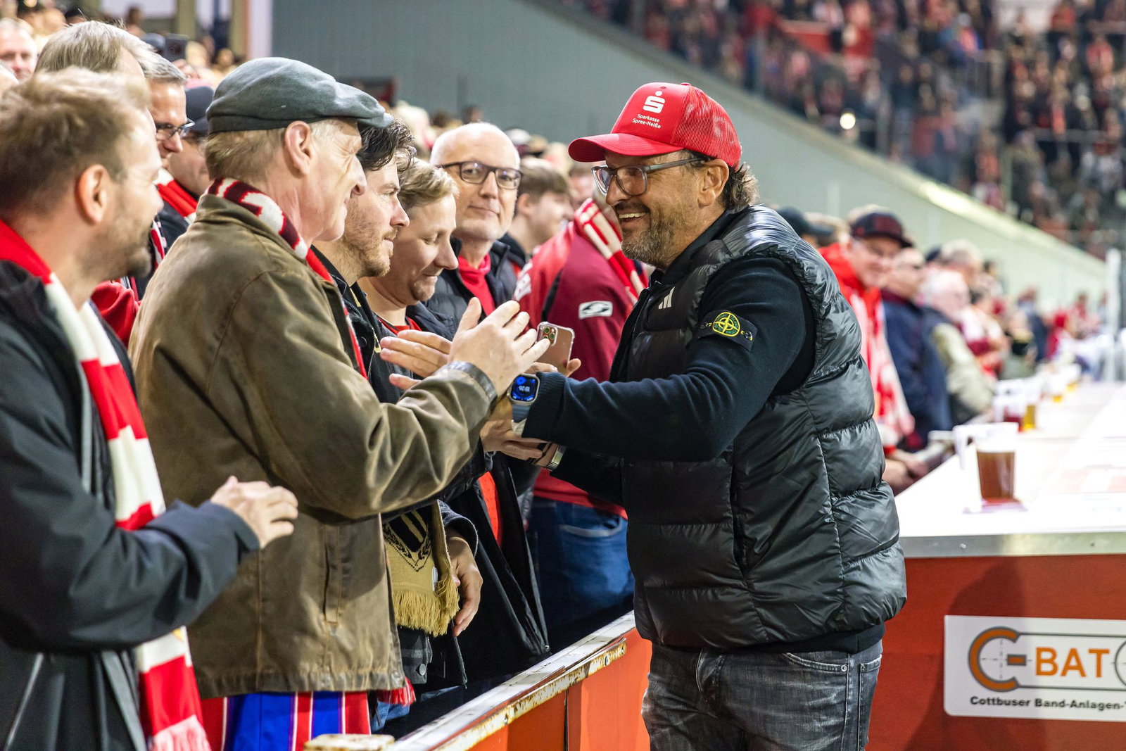 Energie-Trainer Claus-Dieter Wollitz (r). (Archivbild)