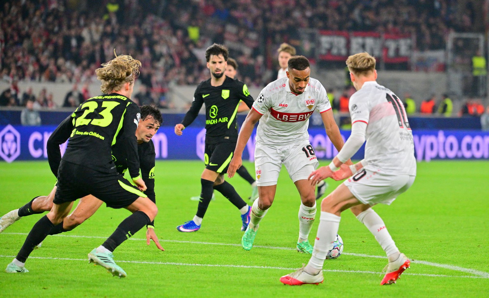 Der starke Leweling (2.v.r) trifft gegen Atlético zum 1:0 für den VfB Stuttgart. (Archivbild)