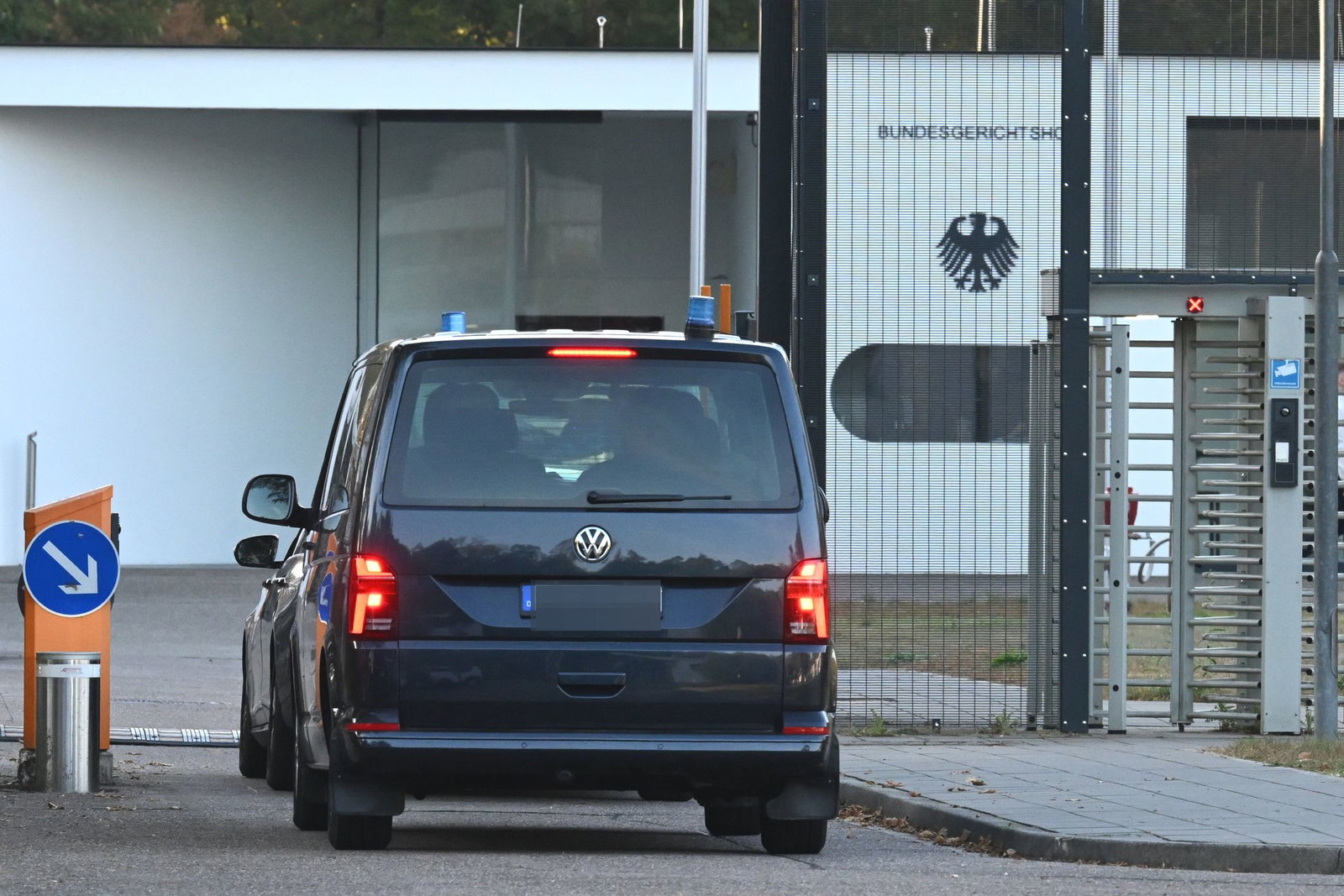 Fahrzeuge mit Blaulicht fahren beim BGH vor.