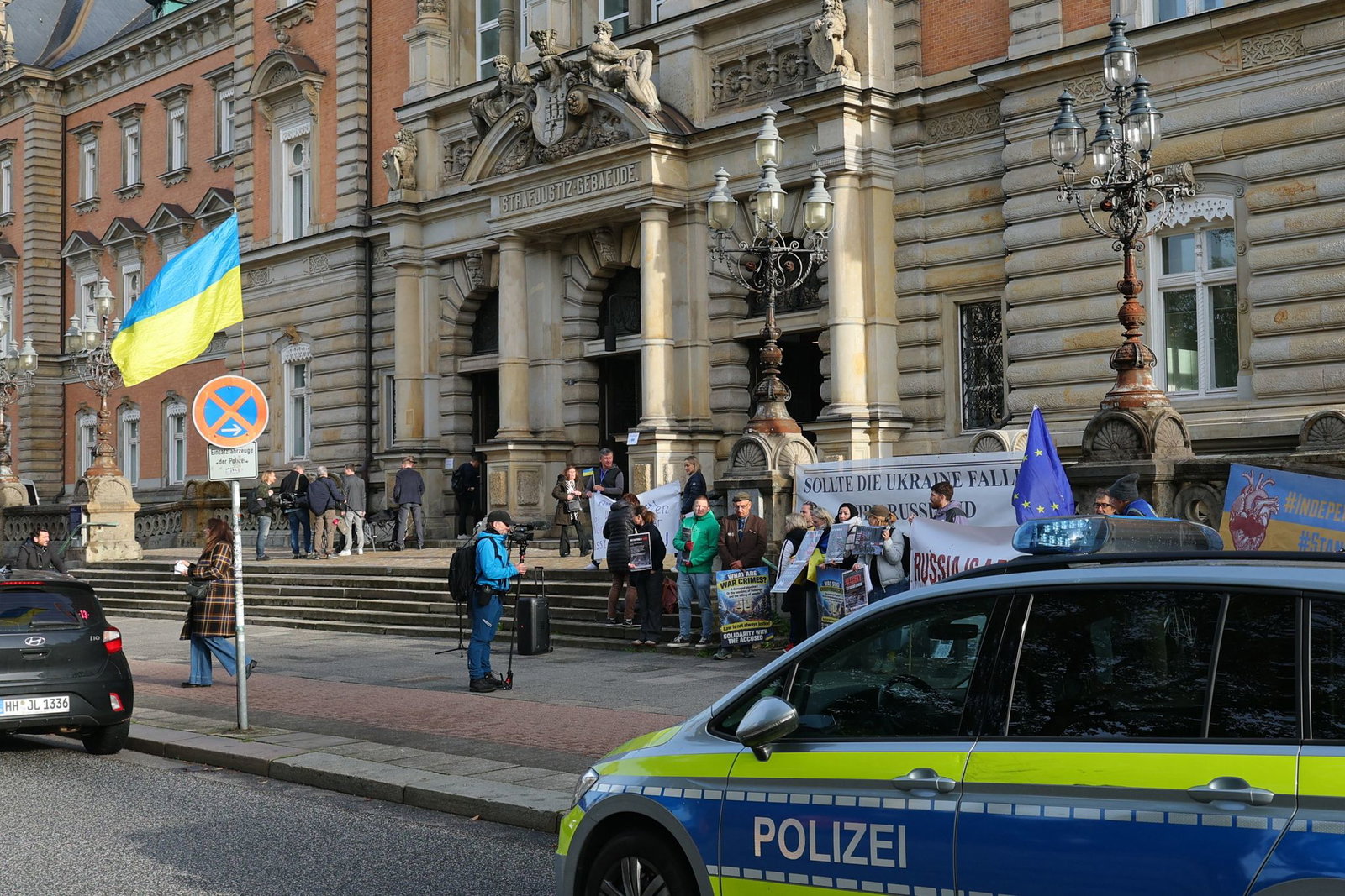 Der Angeklagte muss sich unter anderem wegen eines Kriegsverbrechens verantworten. 