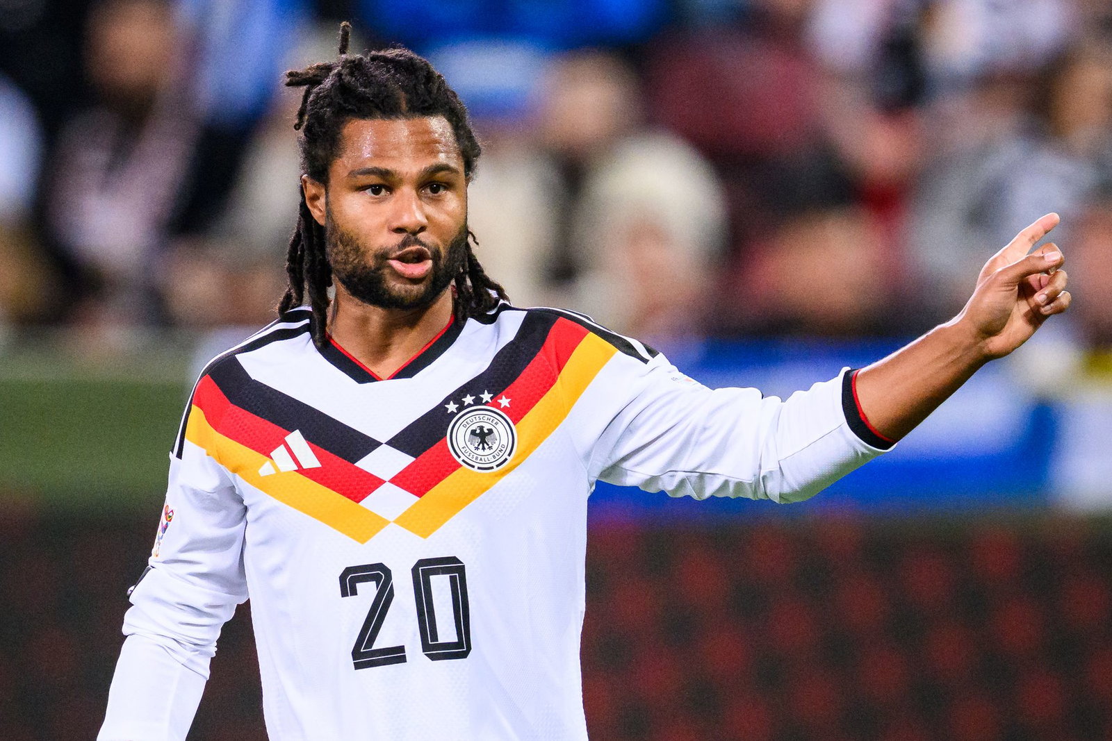 Serge Gnabry läuft einem Medienbericht zufolge als Kapitän gegen Serbien auf. (Archivbild)