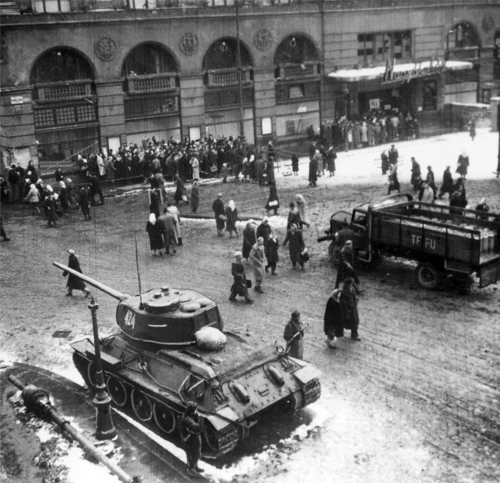 Sowjetische Panzer in den Straßen von Budapest. (Archivbild)