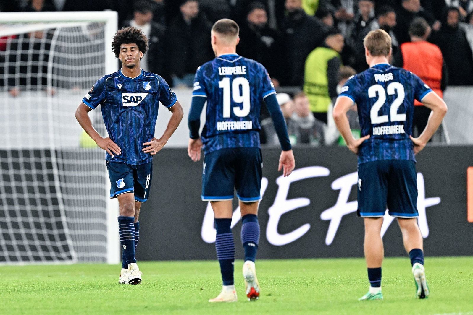 Hoffenheim um Abwehrspieler Bernardo (l) steckt in der Krise.