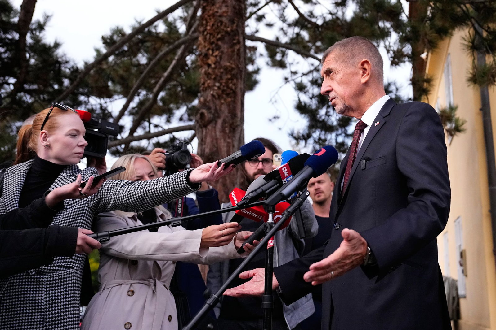 Der tschechische Ministerpräsident Andrej Babis (ANO) spricht mit den Medien, nachdem er bei den Senats- und Kommunalwahlen seine Stimme abgegeben hat.