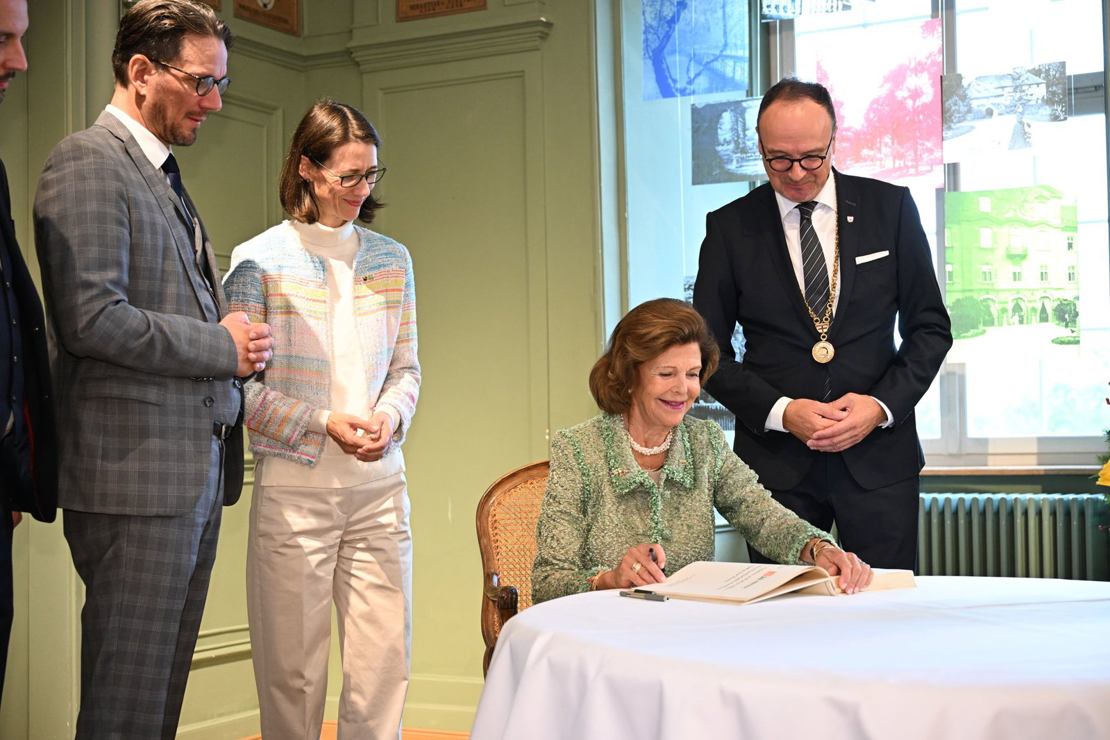 Königin Silvia verewigte sich im Goldene Buch der Stadt Konstanz. 