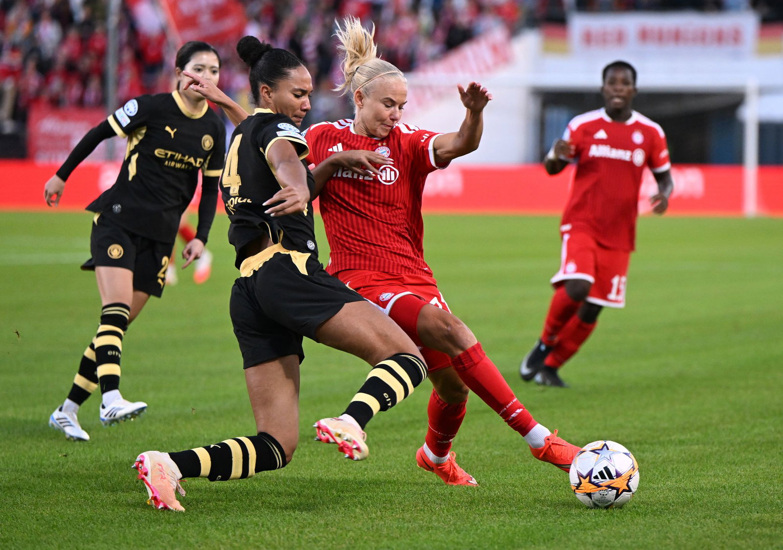 Pernille Harder (r) traf gegen Stuttgart doppelt für den FC Bayern (Archivbild)