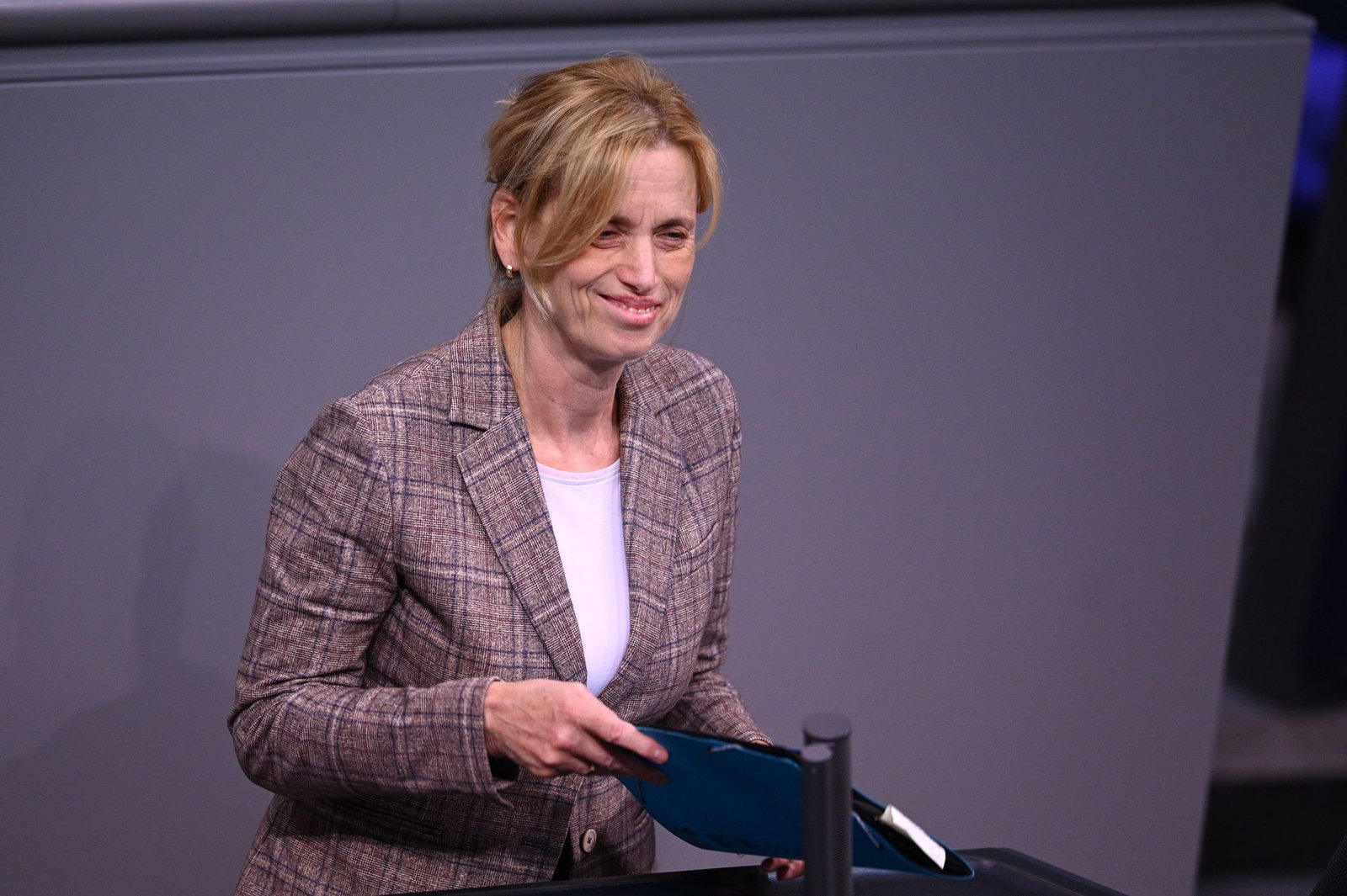 Bundesfamilienministerin Karin Prien gibt Entwarnung: Beim Elterngeld soll es nicht zu den bisher diskutierten Kürzungen kommen. (Archivbild)