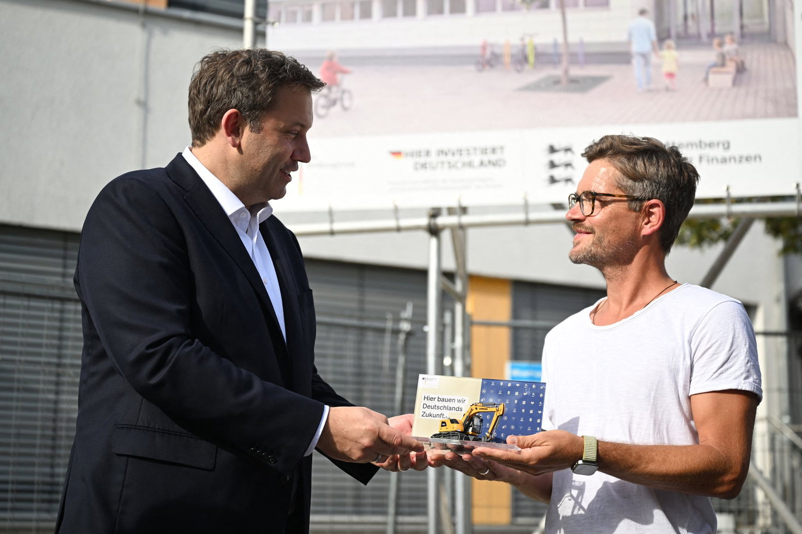 Zigmal hat Klingbeil gesagt: «Die Bagger müssen rollen» - jetzt überreicht er Bagger auf Baustellen. (Archivbild)