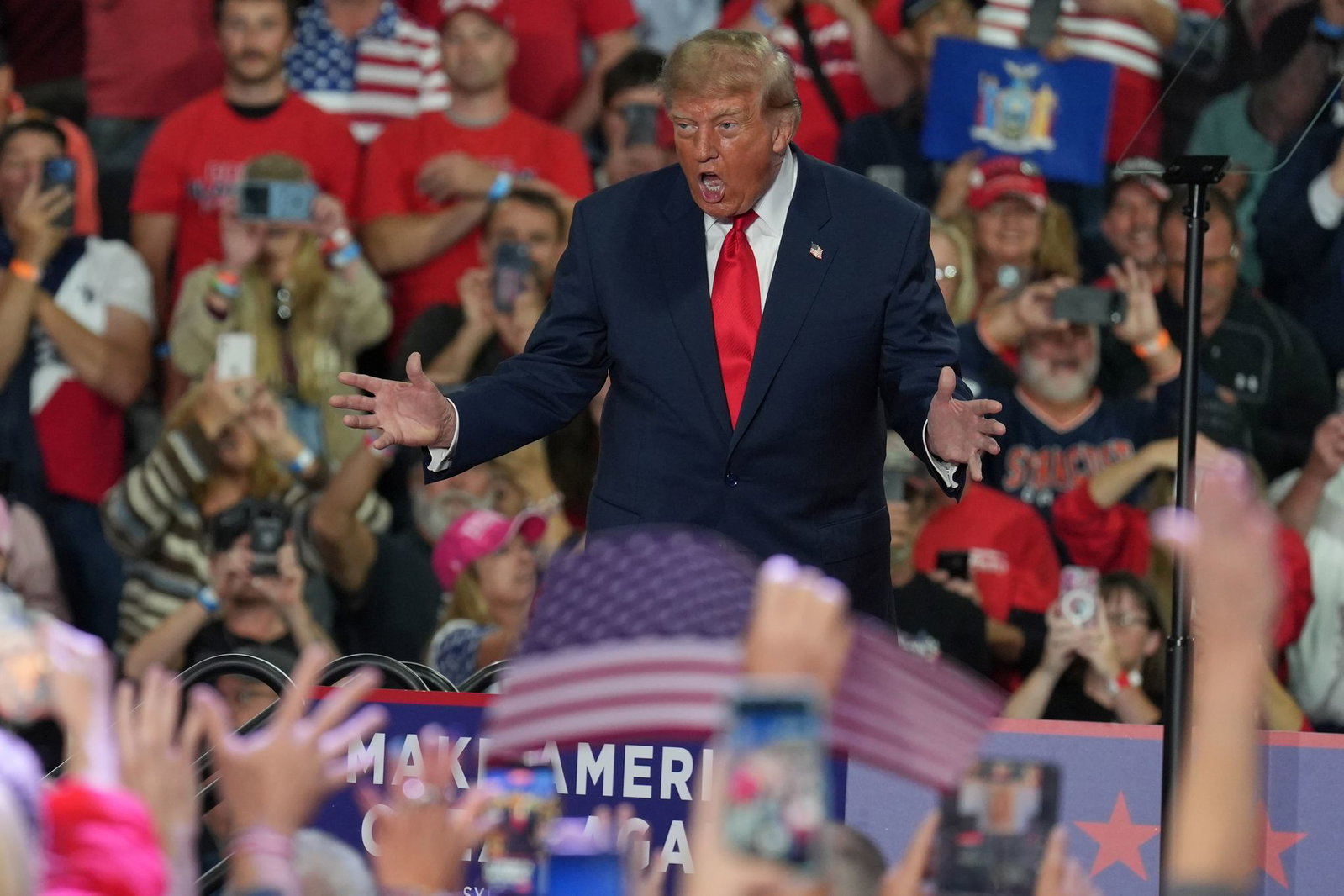 Trump versucht, seine Anhänger zum Wählen zu mobilisieren, indem er sich selbst ins Zentrum des republikanischen Wahlkampfs stellt. (Archivbild)