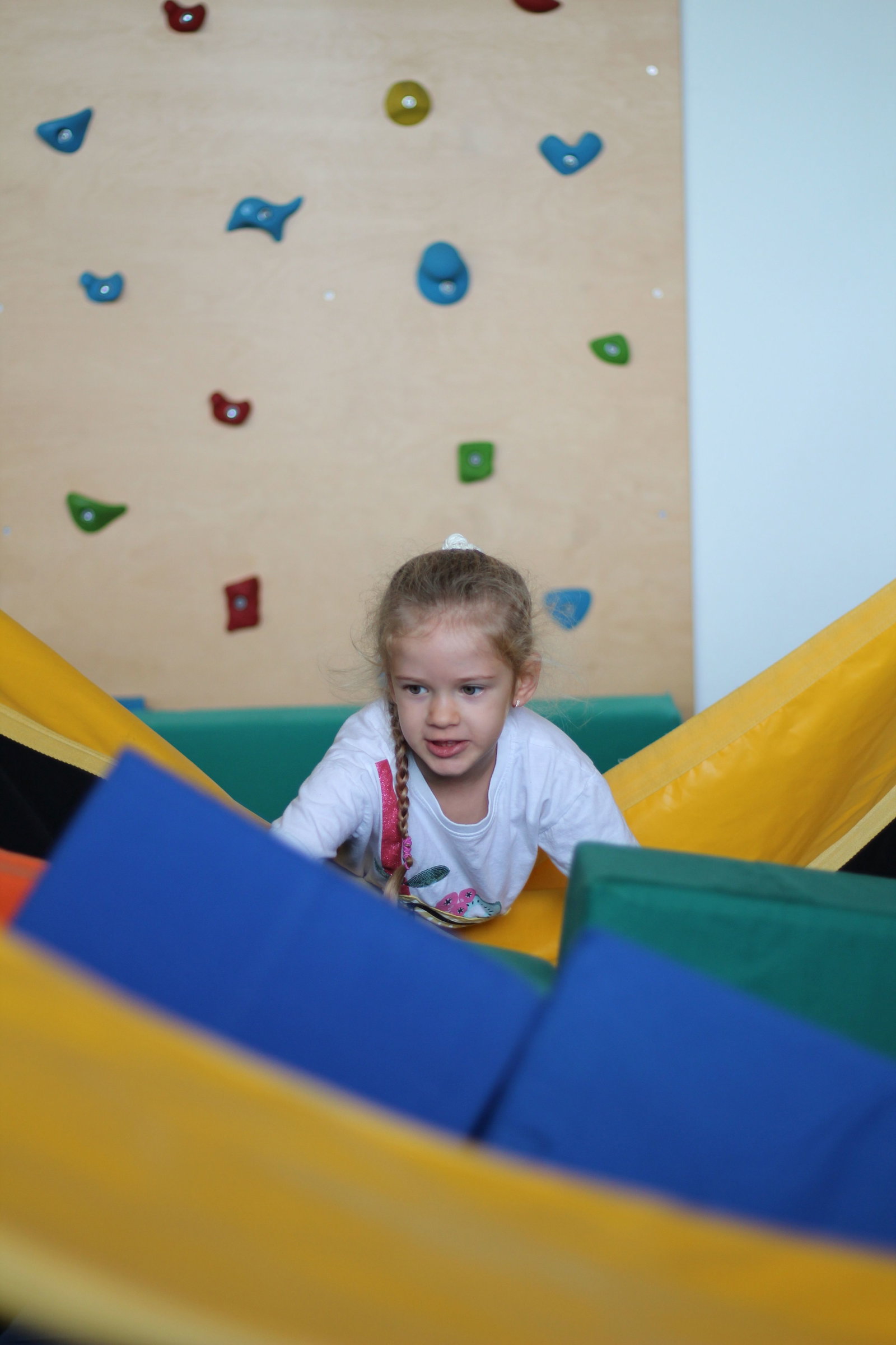 KuR Mädchen klettert im Bewegungsraum 