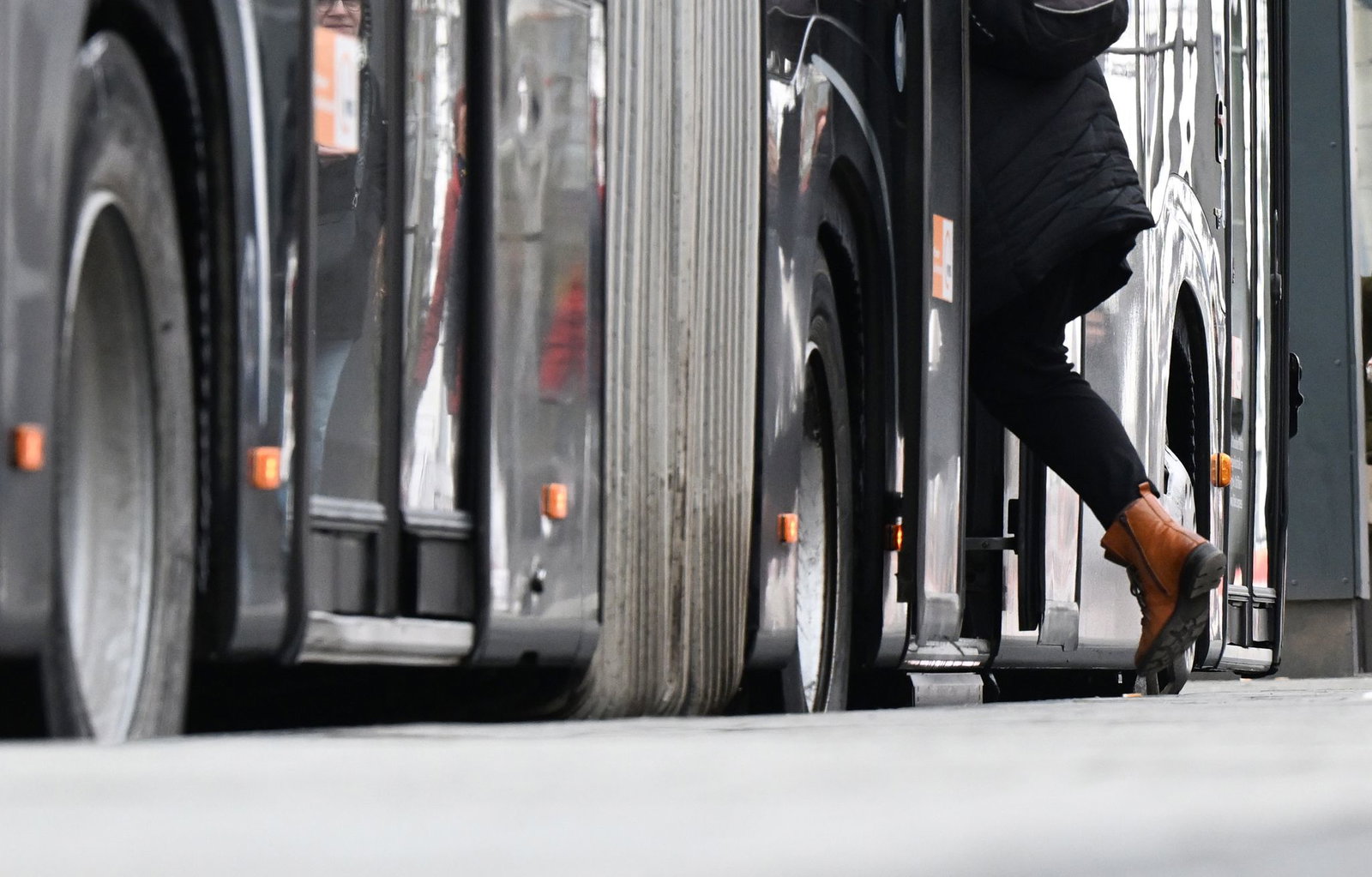 Ein Fahrgast steigt in einen Bus in Esslingen. (Archivbild)