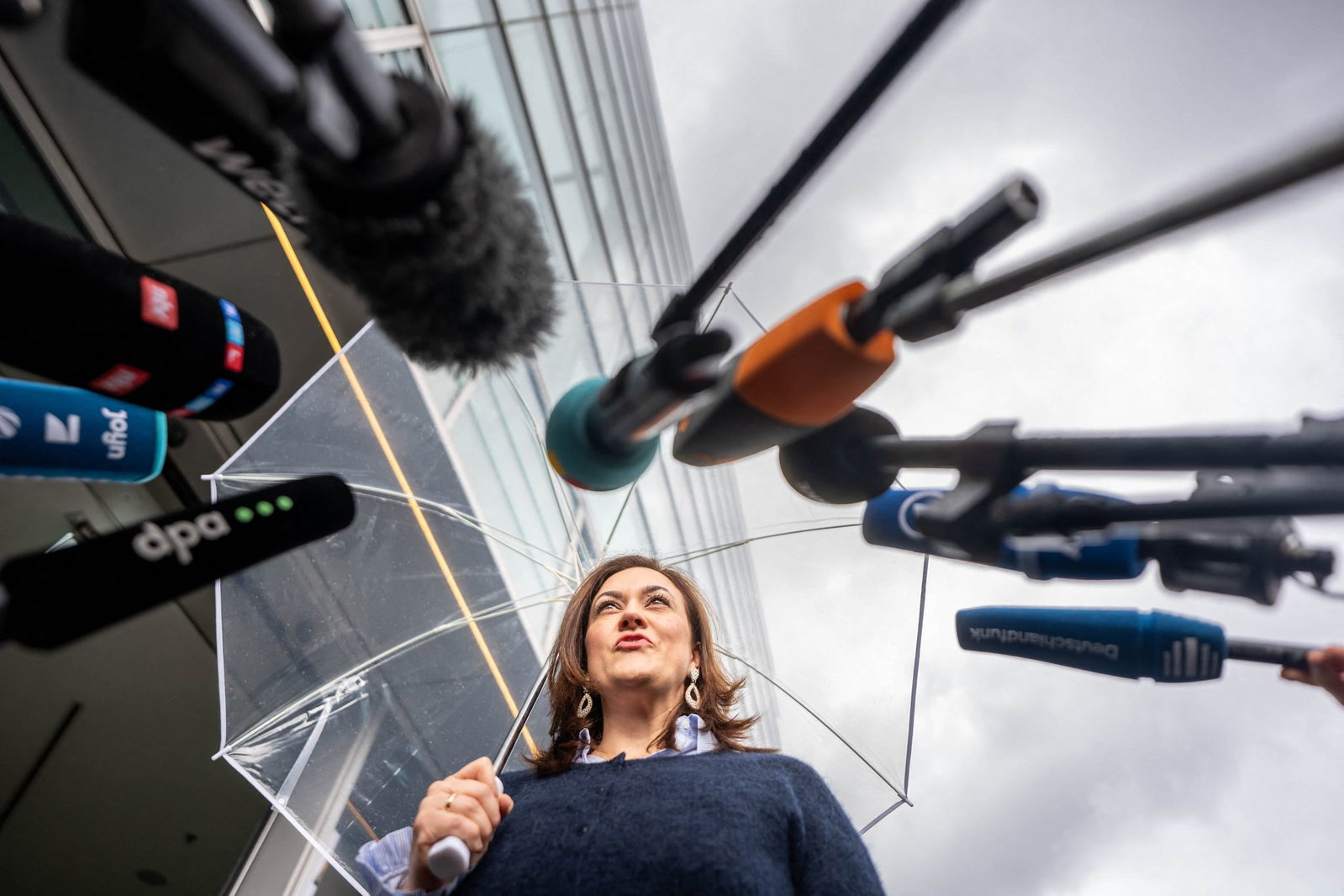 CDU-Generalsekretärin Franziska Hoppermann steht zu Beginn der Präsidiumsklausur im Regen.