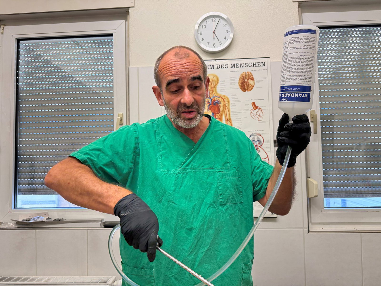 Blut und Körperflüssigkeit werden durch Konservierungs- und Desinfektionsmittel ausgetauscht. (Archivbild)