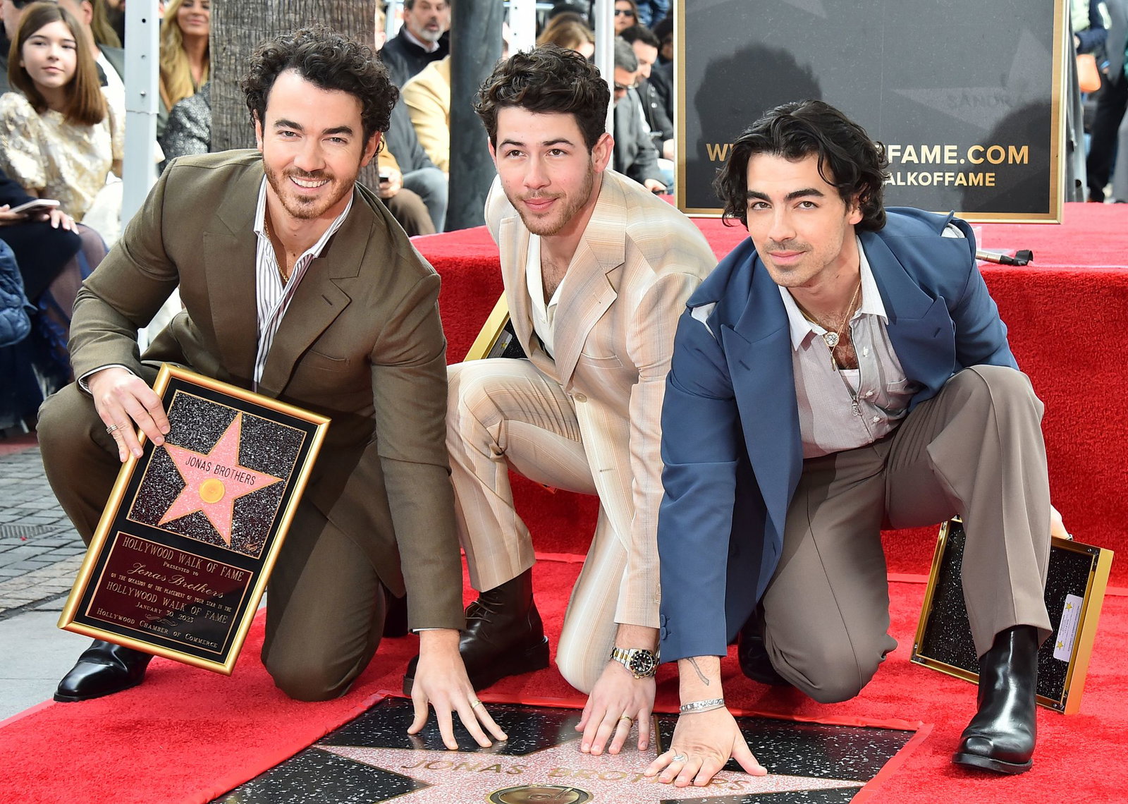 US-Sänger Kevin Jonas (l) hat eigenen Angaben zufolge seinen Brüdern Nick und Joe sowie weiteren Freunden versehentlich ein Nacktfoto geschickt. (Archivbild)