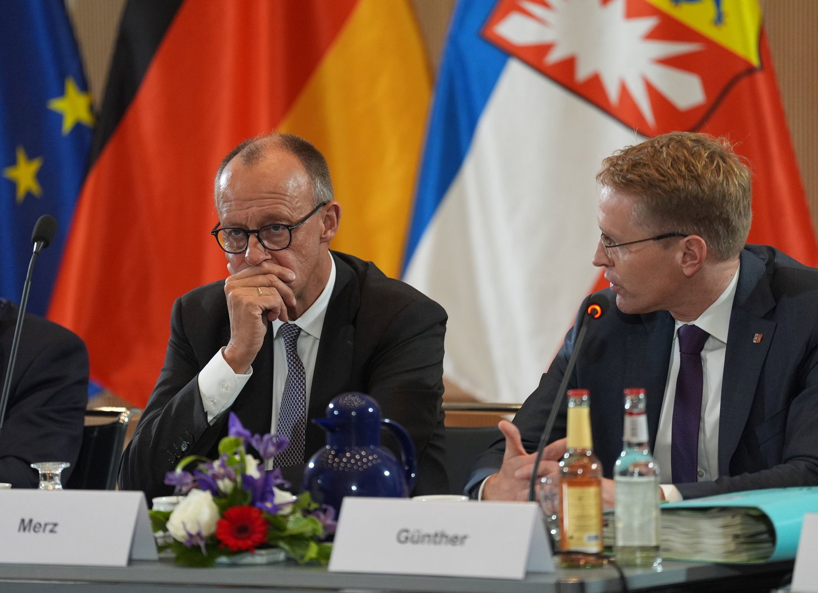 Daniel Günther (r) sprach bei «Inas Nacht» auch über Friedrich Merz.